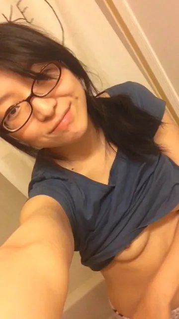 Cam Kacamata Amoy Pamer Tete